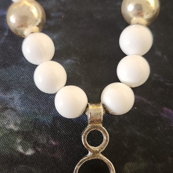 1960s LARGE MODULAR KENNETH JAY LANE CERAMIC WHITE PENDANT AND BEADS - Picture 5 of 16